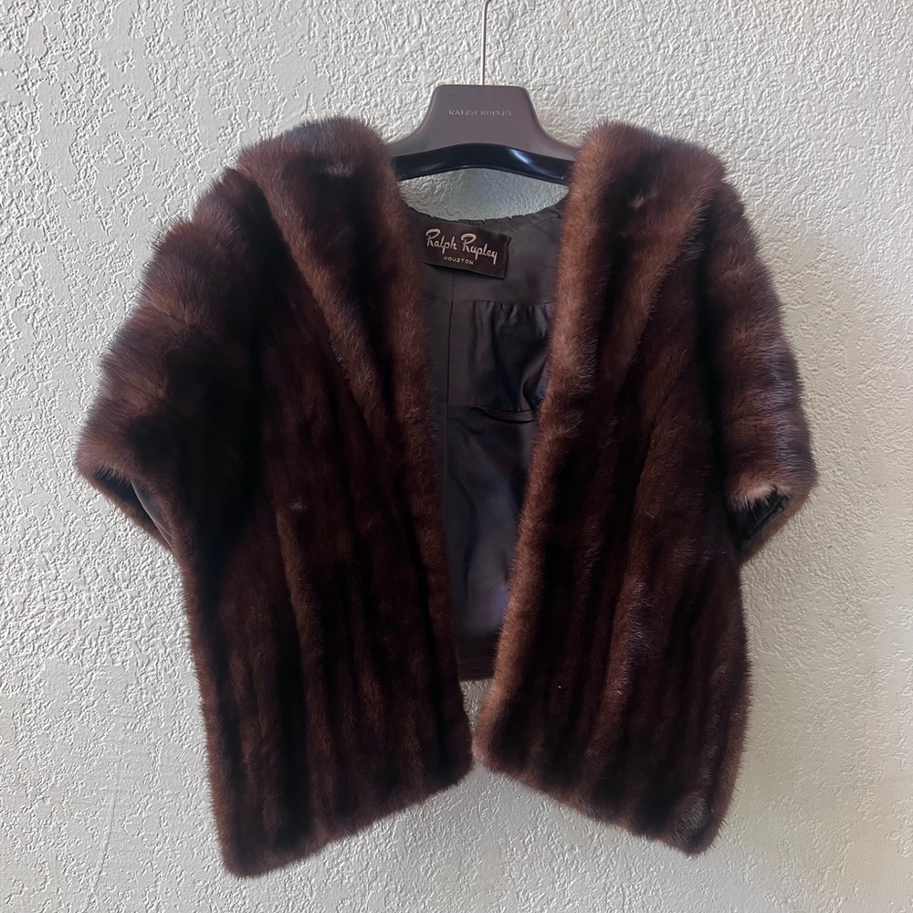 Vintage RALPH RUPLEY of Houston
Chocolate Brown Fur Cape OS Luxury
Old Money